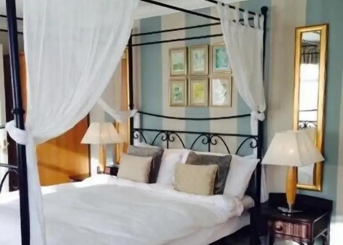 Manor Hotel