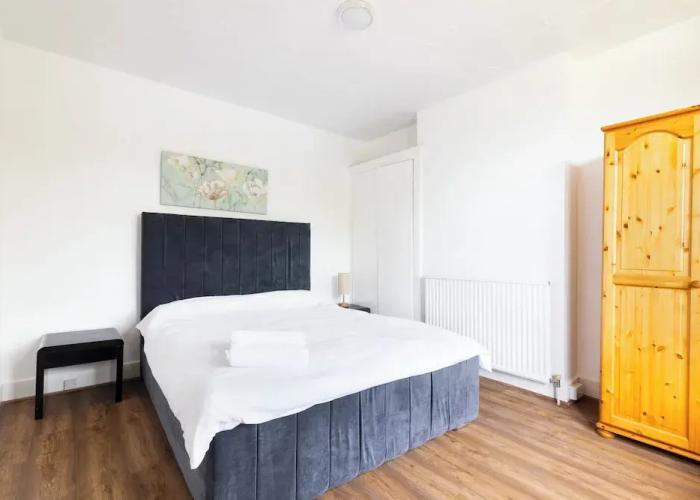 Large Riverside House in Wraysbury, Staines