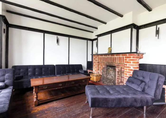 Large Riverside House in Wraysbury, Staines