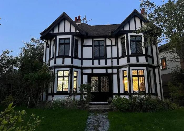 Large Riverside House in Wraysbury, Staines