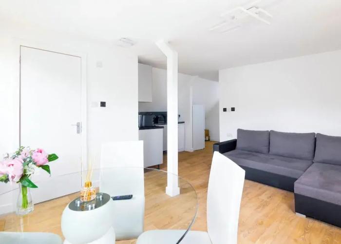 Large Riverside House in Wraysbury, Staines