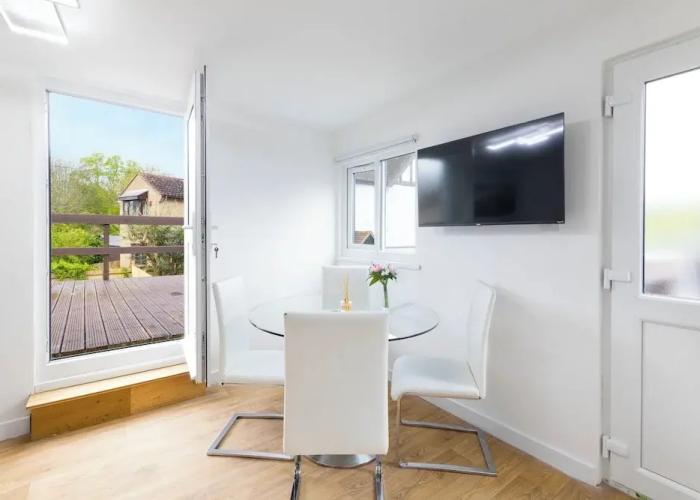 Large Riverside House in Wraysbury, Staines