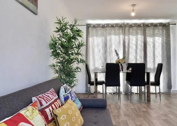 Skyvillion - Valley Way - 3bed House In Stevenage
