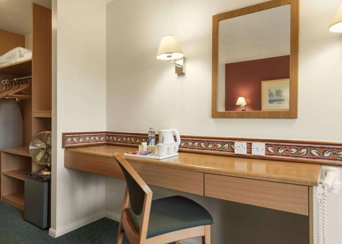 Days Inn by Wyndham Michaelwood M5