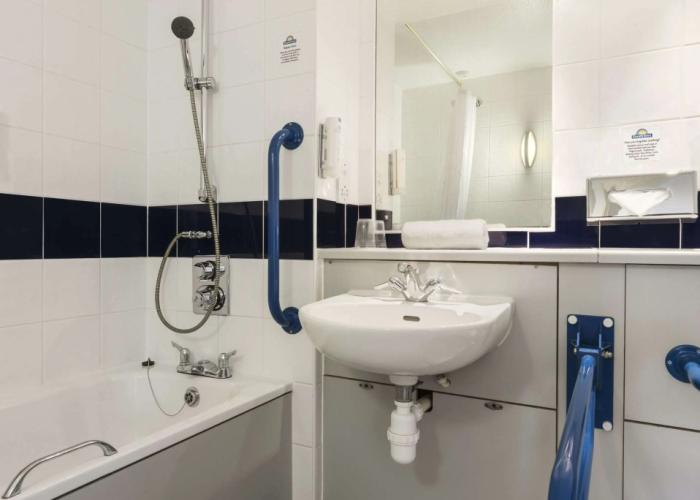 Days Inn by Wyndham Michaelwood M5