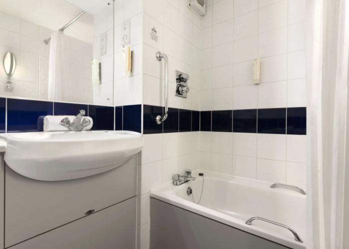 Days Inn by Wyndham Michaelwood M5