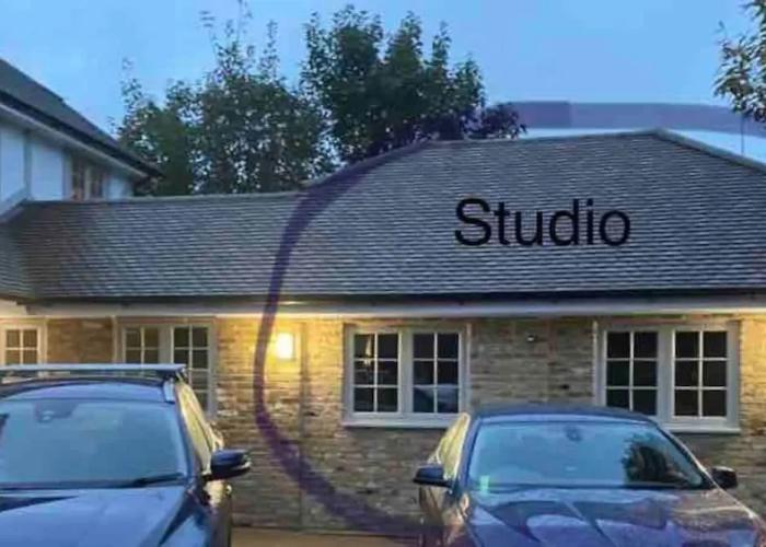 Stunning Private En-suite Studio in Cobham