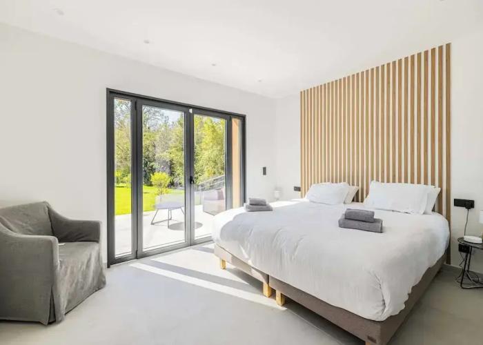 Modern Villa With Heated Pool and Garden