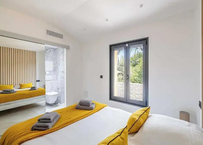 Modern Villa With Heated Pool and Garden