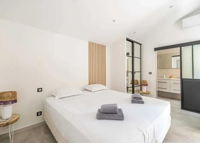 Modern Villa With Heated Pool and Garden