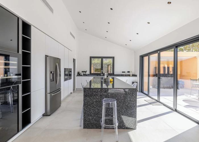 Modern Villa With Heated Pool and Garden