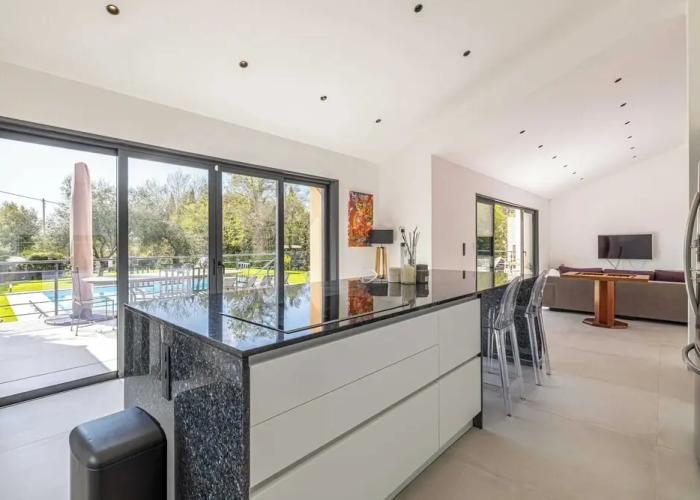 Modern Villa With Heated Pool and Garden