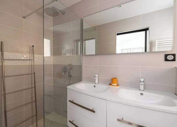 Modern Villa With Heated Pool and Garden