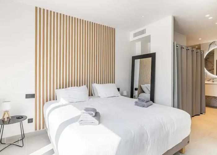 Modern Villa With Heated Pool and Garden