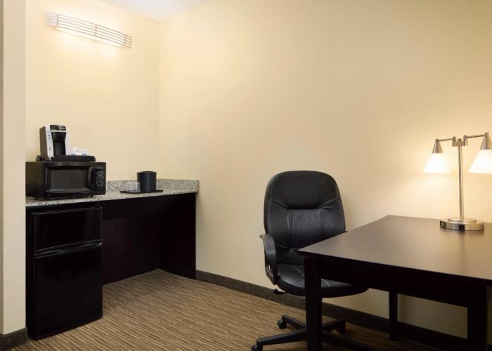 Holiday Inn Express & Suites Alpharetta - Windward Parkway by IHG