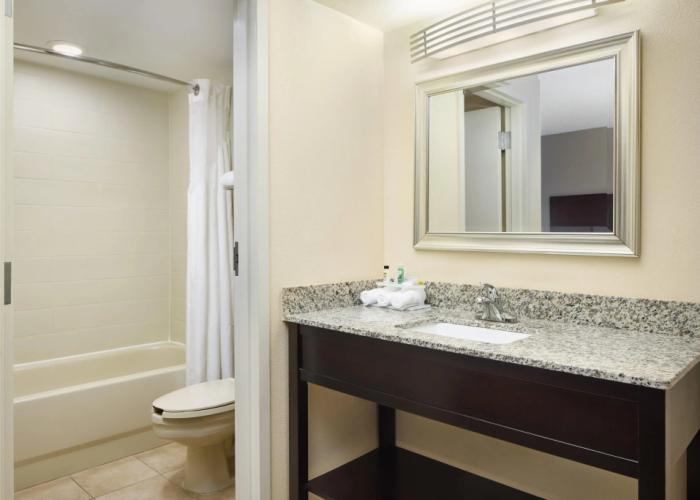 Holiday Inn Express & Suites Alpharetta - Windward Parkway by IHG