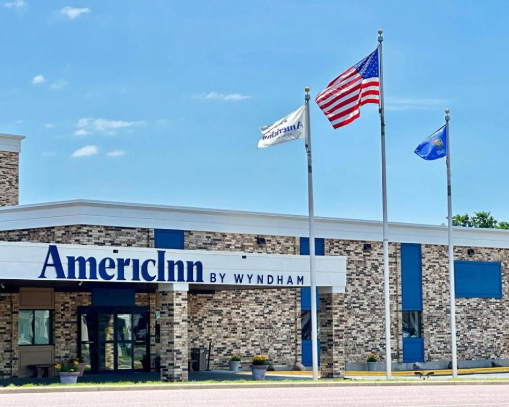 AmericInn & Suites By Wyndham Baraboo Event Center