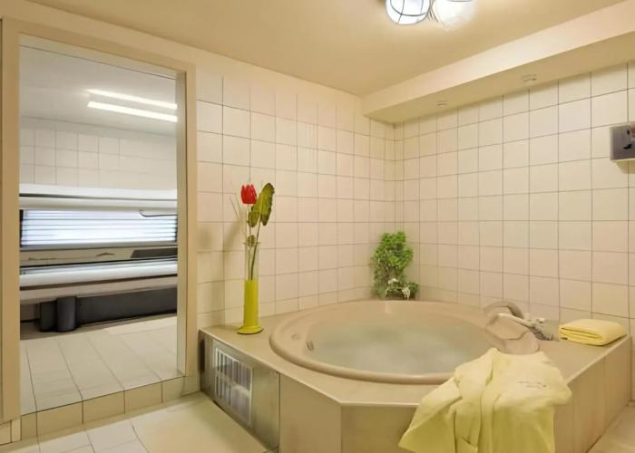 Ascona Lodge, Pool & Garden Retreat