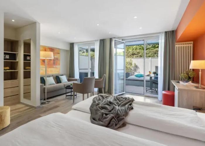 Ascona Lodge, Pool & Garden Retreat