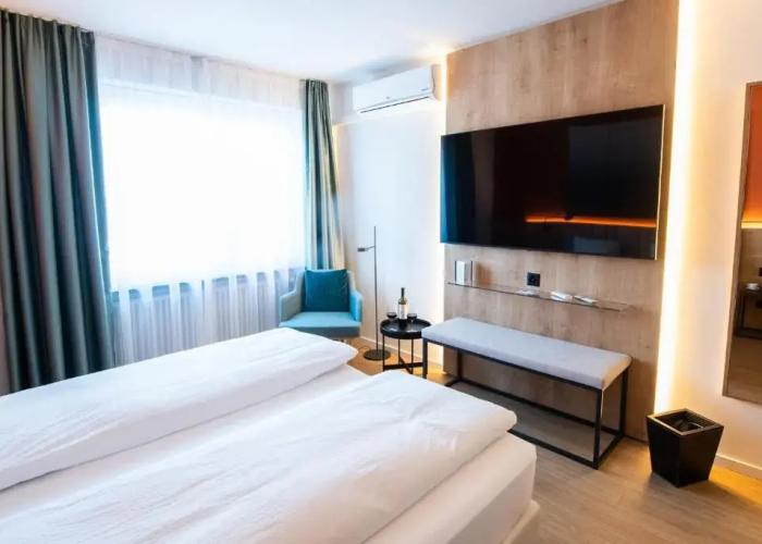Ascona Lodge, Pool & Garden Retreat