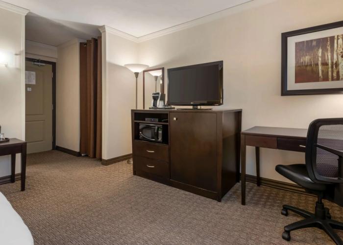 Best Western Plus Baker Street Inn