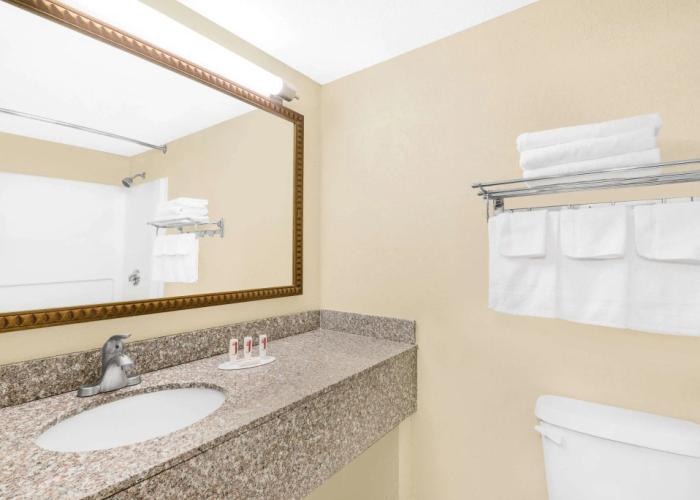 Travelodge by Wyndham Lima OH