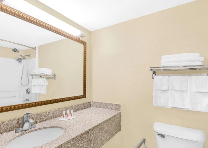 Travelodge by Wyndham Lima OH