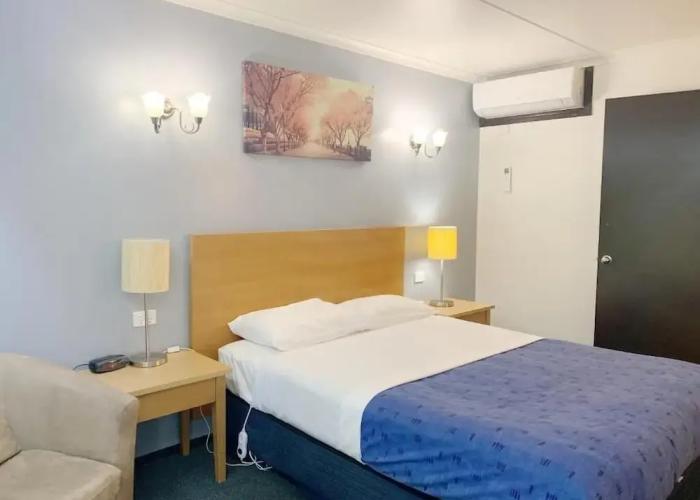 Statesman Motor Inn