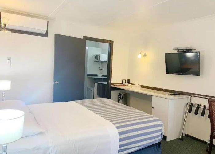 Statesman Motor Inn