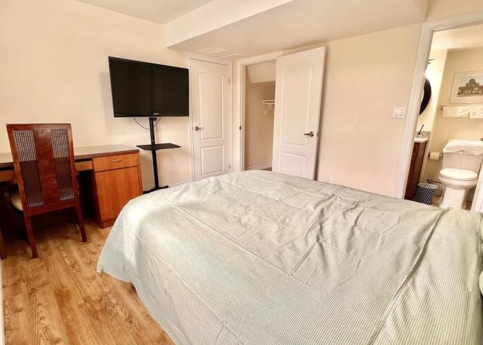 Cozy Home in Richmond Hill with Free Parking