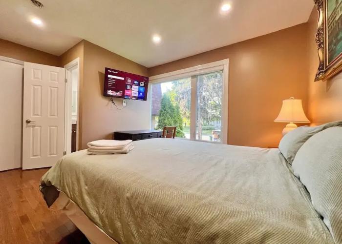 Cozy Home Near Transit & Hillcrest Mall with Free Parking