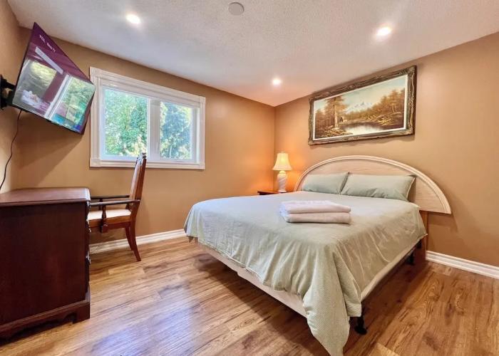 Cozy Home Near Transit & Hillcrest Mall with Free Parking