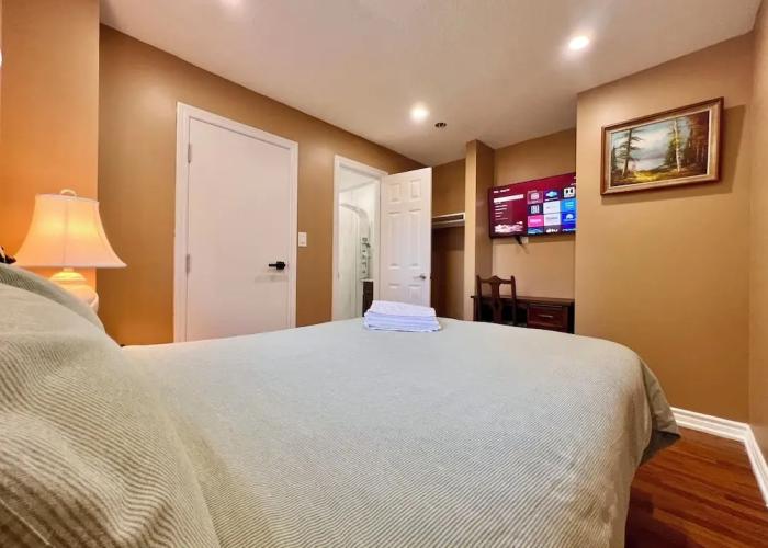 Cozy Home Near Transit & Hillcrest Mall with Free Parking