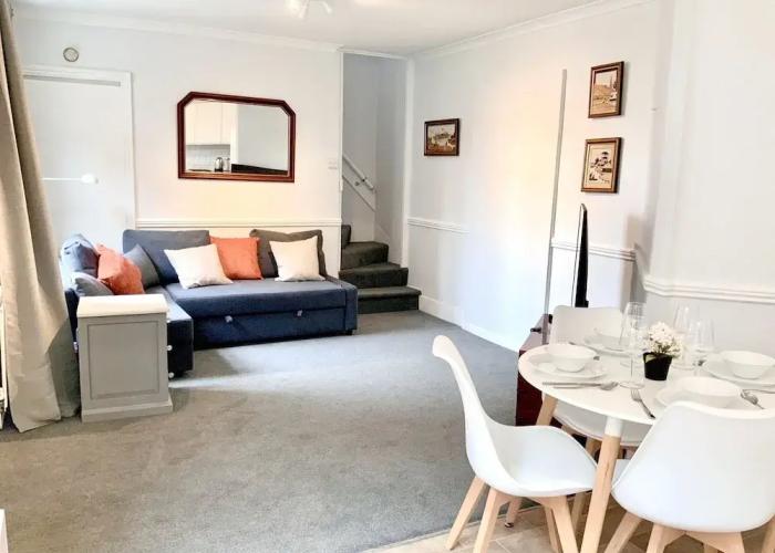 BookedUK - Large Cosy Cottage