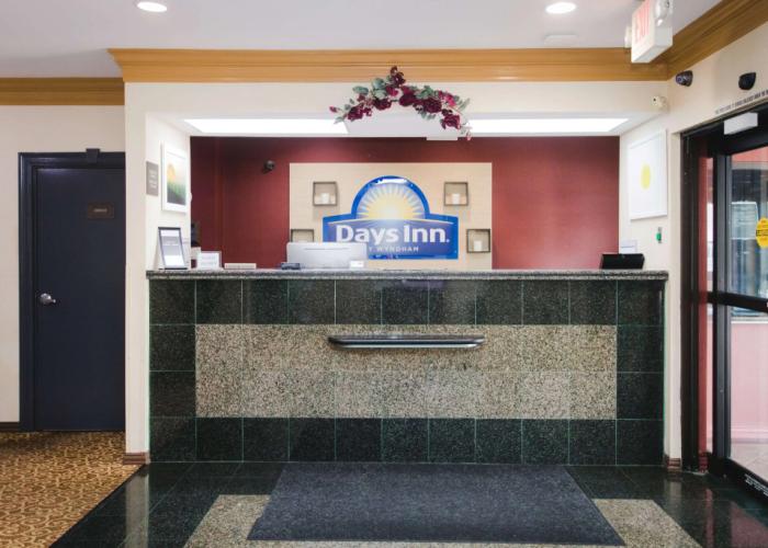 Days Inn by Wyndham Rosenberg