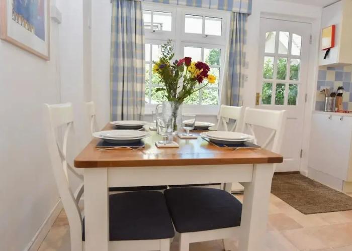 White Roses a dog Friendly Retreat for two