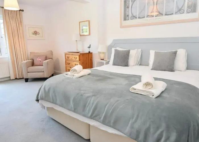 White Roses a dog Friendly Retreat for two