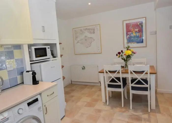 White Roses a dog Friendly Retreat for two