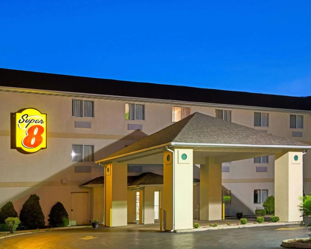 Super 8 by Wyndham Pontoon Beach IL/St. Louis MO Area