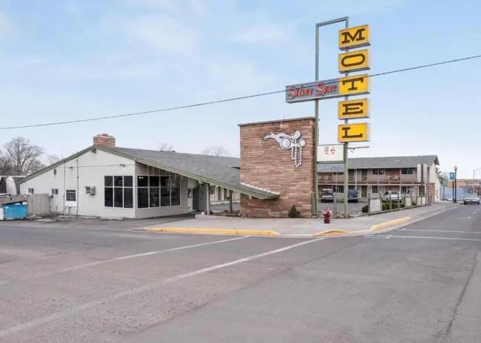 Silver Spur Motel
