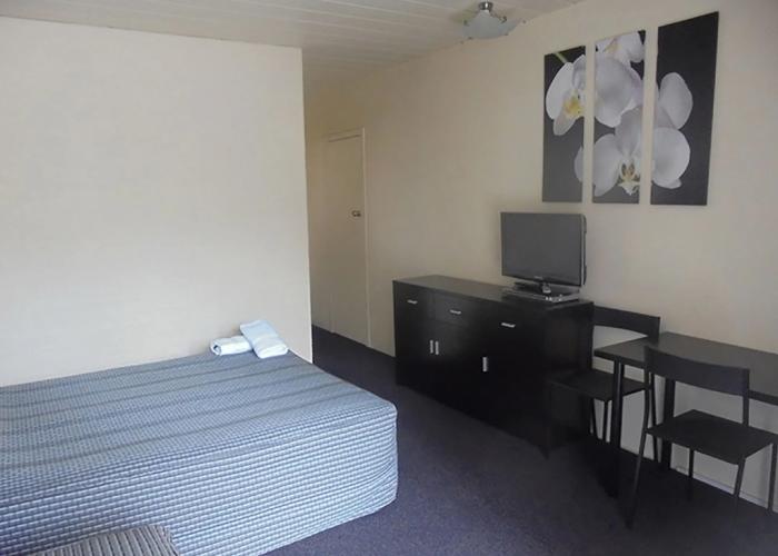 Riverbank Park Motel