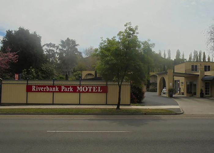 Riverbank Park Motel