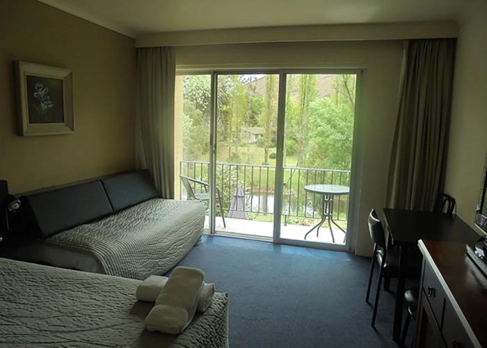 Riverbank Park Motel
