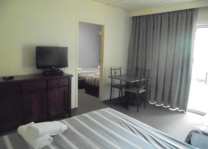 Riverbank Park Motel