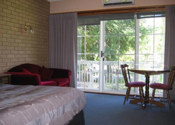 Barrass's John Bright Motor Inn