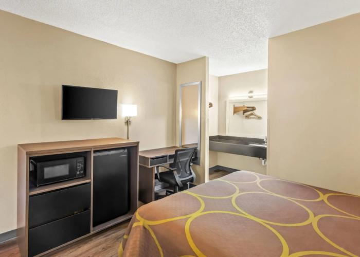 Super 8 by Wyndham Commerce