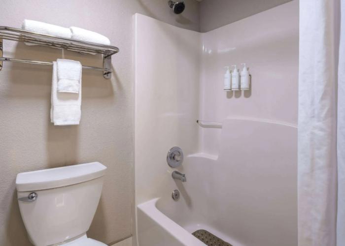 Days Inn & Suites by Wyndham Commerce