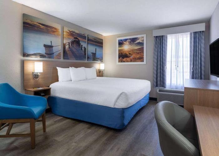 Days Inn & Suites by Wyndham Commerce