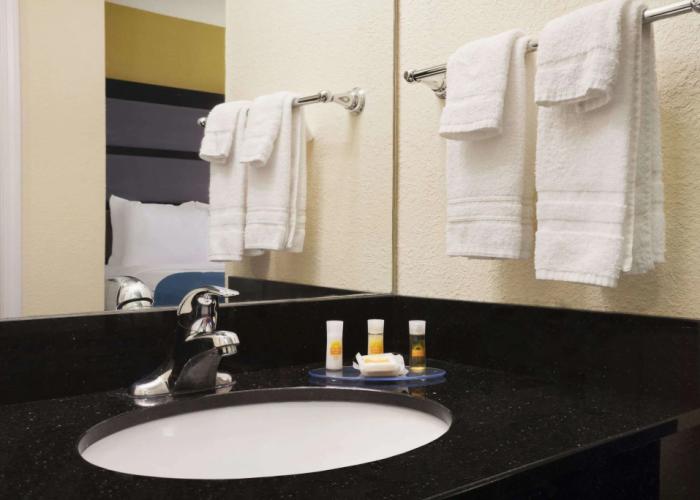 Days Inn & Suites by Wyndham Commerce