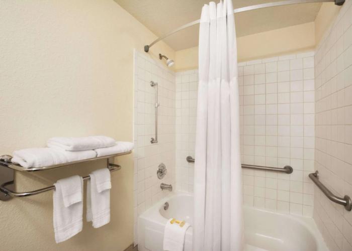 Days Inn & Suites by Wyndham Commerce